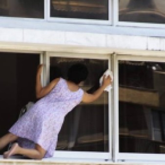 mulher-se-arrisca-para-limpar-janela-de-predio-na-gavea-foto-do-leitor-helmut-hossmanneu-reporter